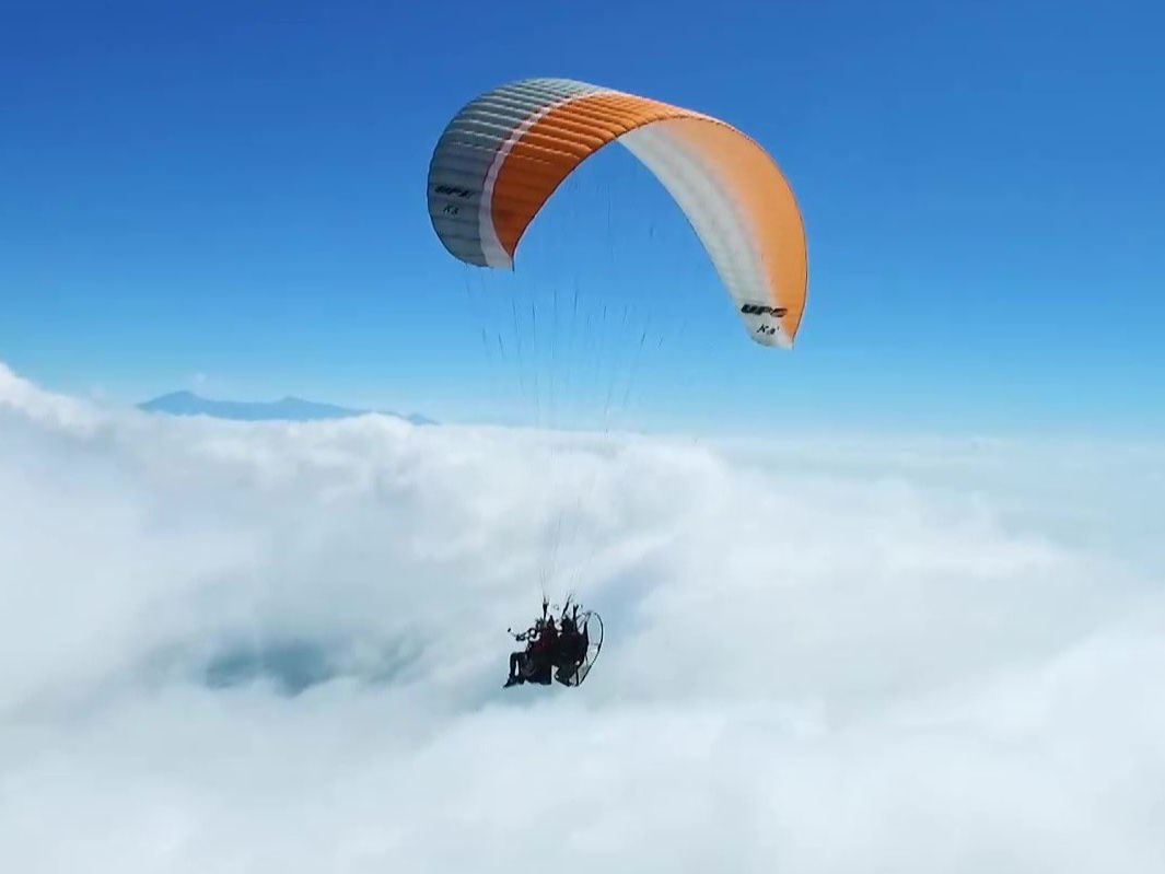 初耳トライでの一場面。楽しかった!三保から朝霧高原までロイくんとタンデムフライト約40q・高度2,000m 後ろに映っているのは愛鷹山。