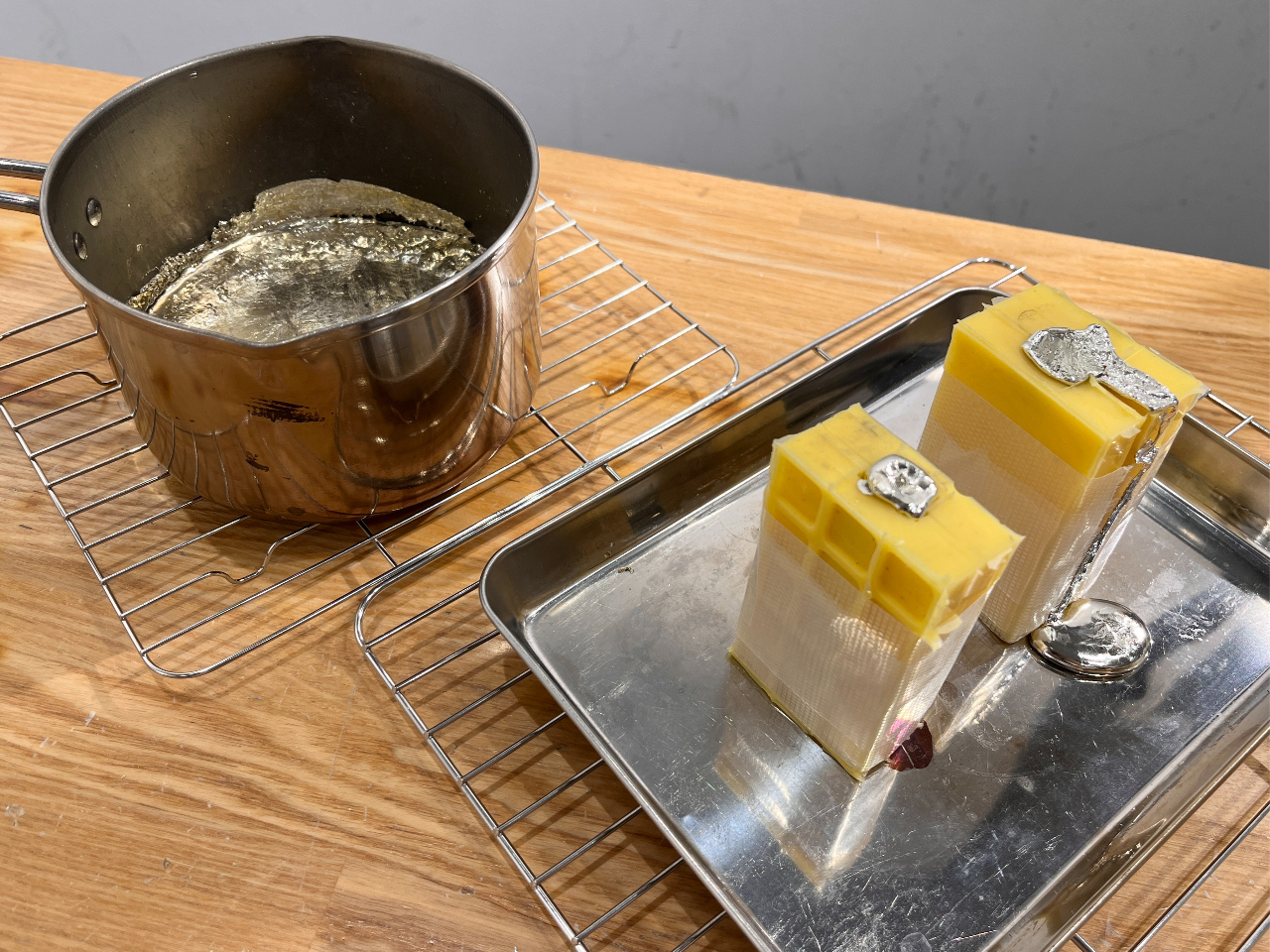 10~15分、錫を冷まして型から取り出します