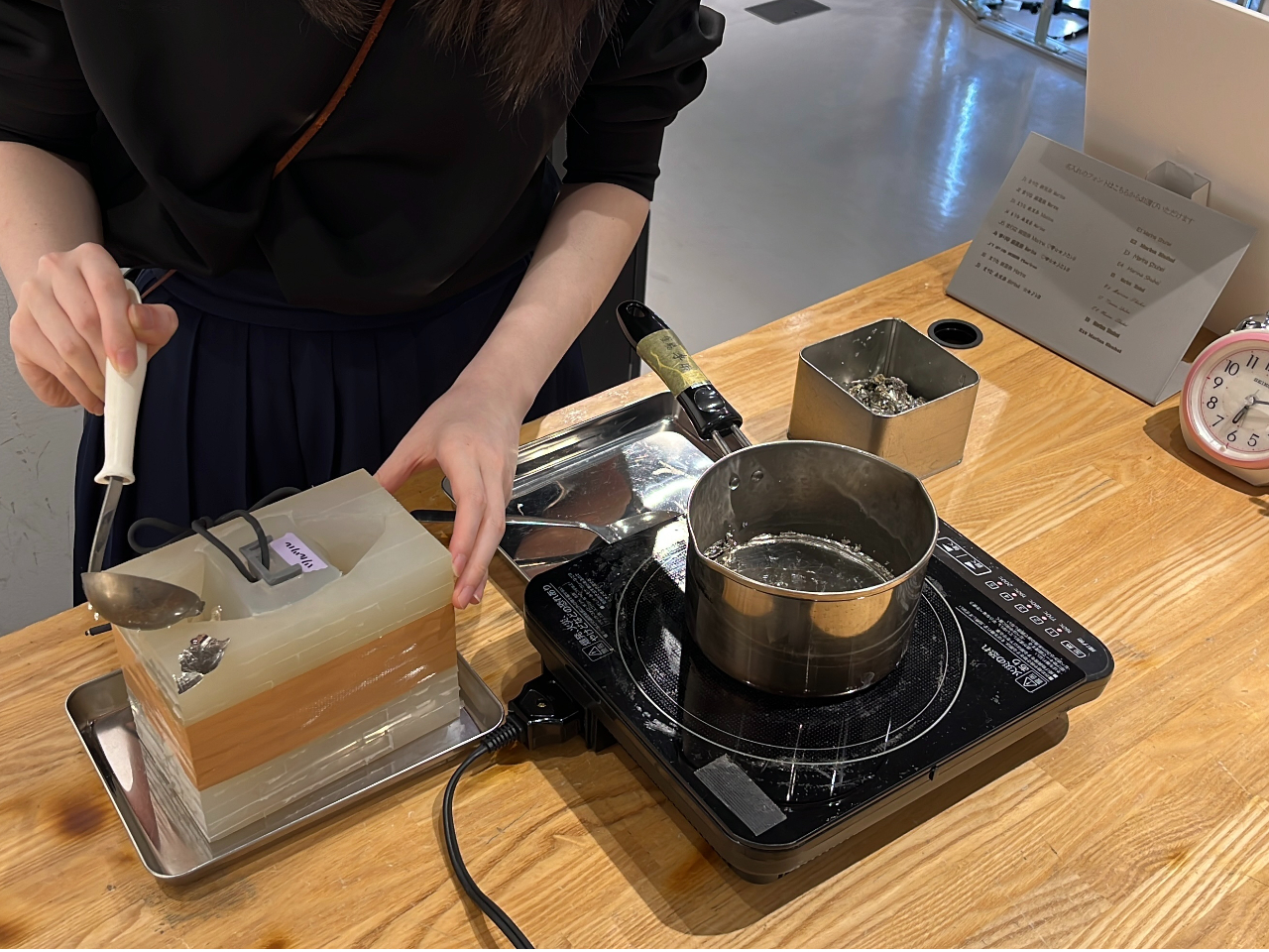 ぐい呑みの型に鈴を流し込みます