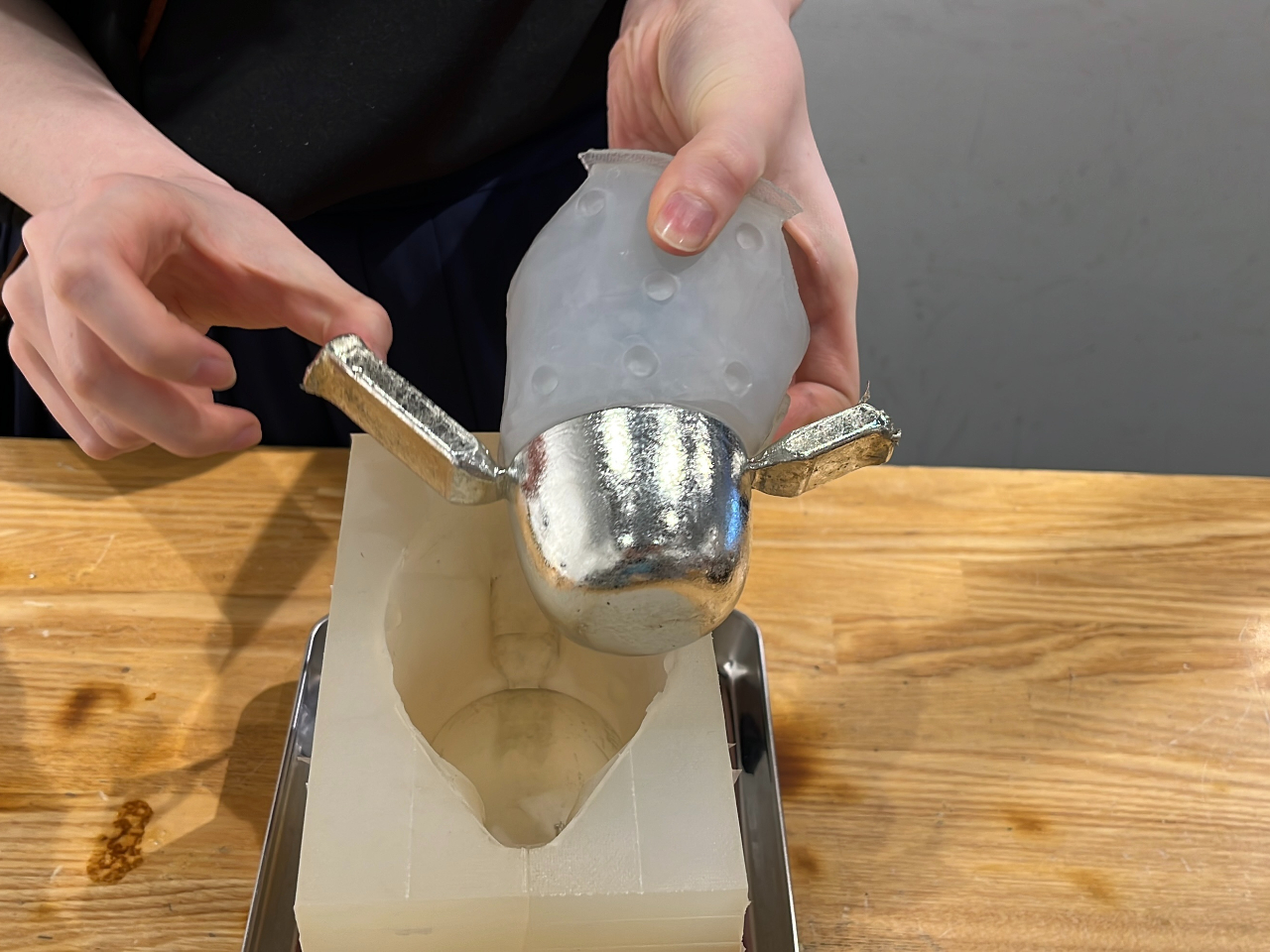 10~15分、錫を冷まして固めて取り出します