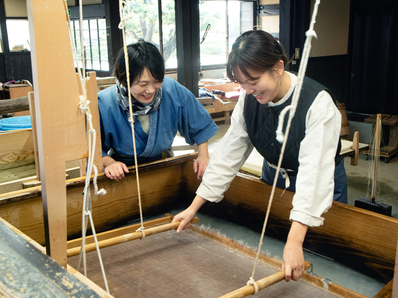 《所要時間 約120分》昔ながらの道具と国産原料を使って紙づくり! 本格紙漉き体...