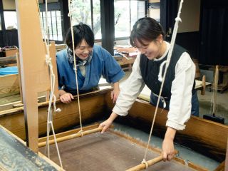 昔ながらの道具と「楮」という原料を使い、伝統工芸士の指導で紙漉きを行います