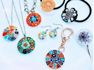 ベネチアンガラスのアクセサリー。たくさんの色や模様のミルフィオリガラスから選べます!