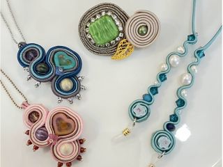 ソウタシエアクセサリー体験。いくつかのキットからお選びいただけます。