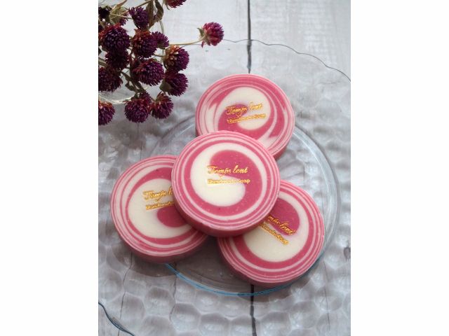 手に収まるサイズで、可愛い丸型の石けん。