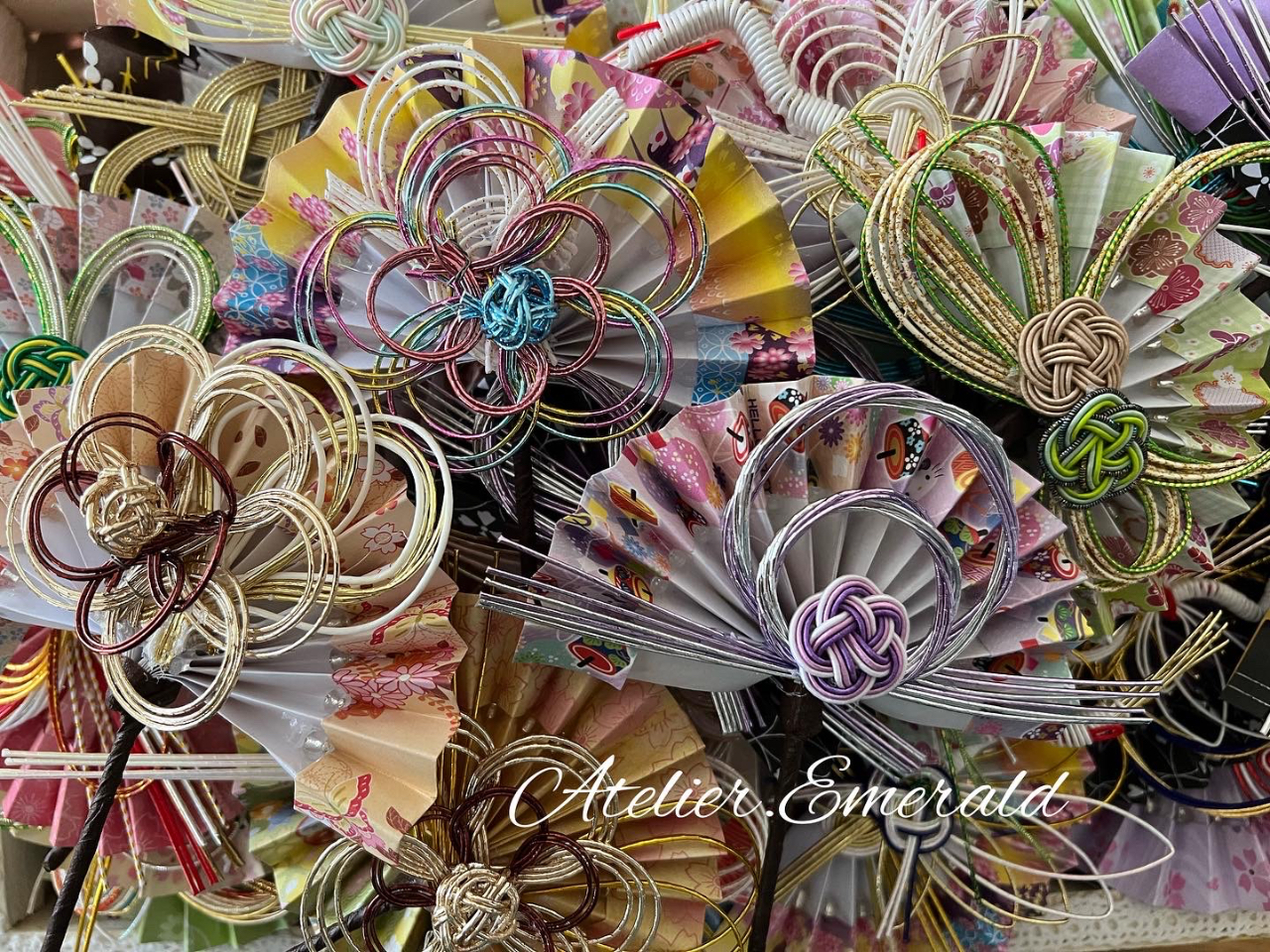 アレンジしめ縄体験、扇も手作りを使用し花材も充実してお選び頂けます。