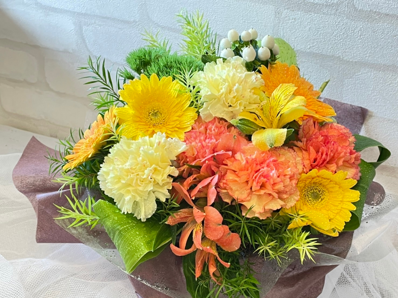 季節のお花でアレンジメント。初めての方でも生花の基本の切り方、挿し方を学べます。