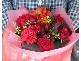 季節のお花でアレンジメント。初めての方でも生花の基本の切り方、束ね方(スパイラル)、ラッピングを学べます。