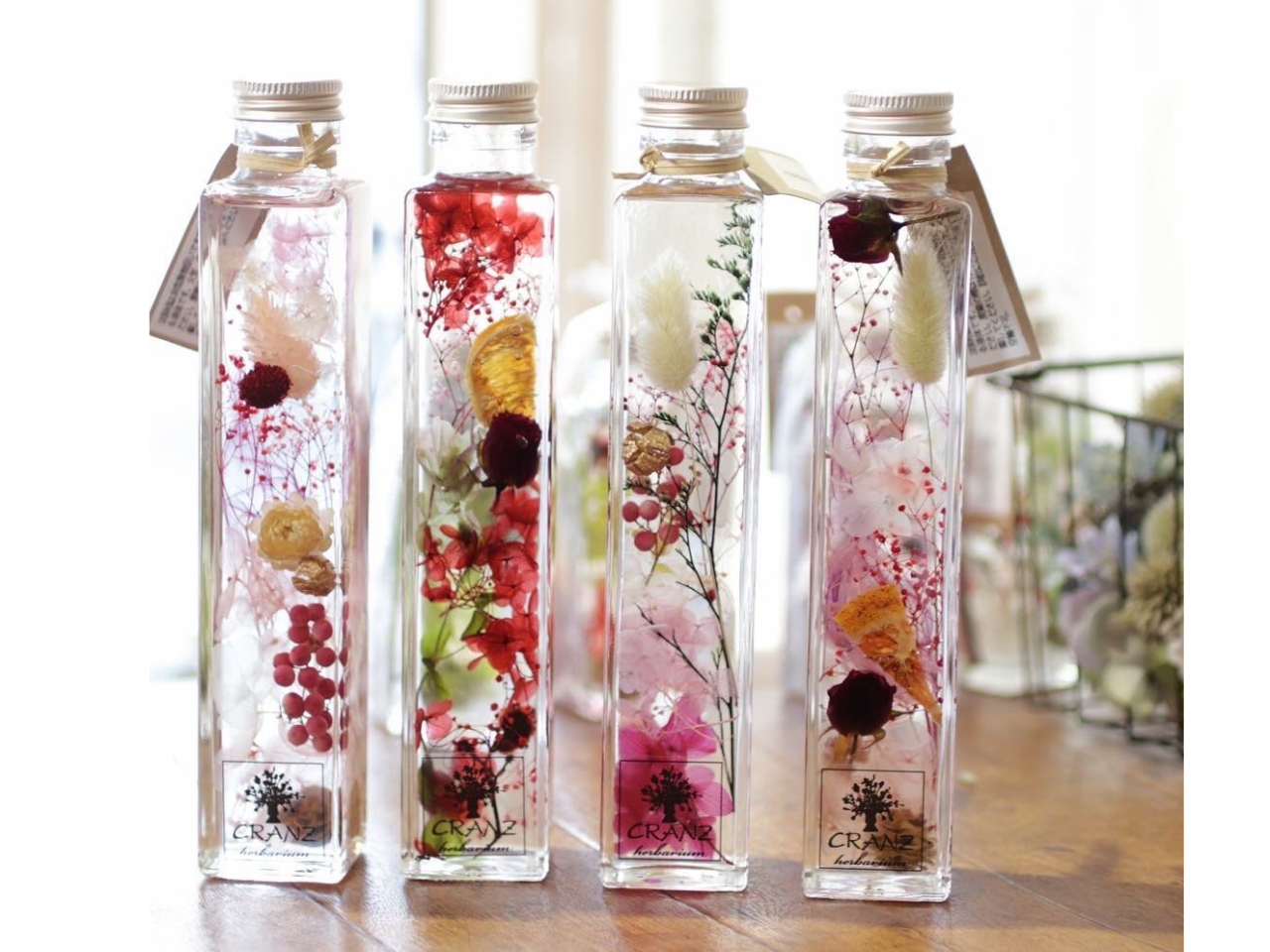 自分の「推し」のイメージに合わせてカラーを選び、世界にひとつだけのオリジナルハーバリウムを作りましょう。 透明なボトルの中に、推しへの想いをそっと閉じ込めて‥