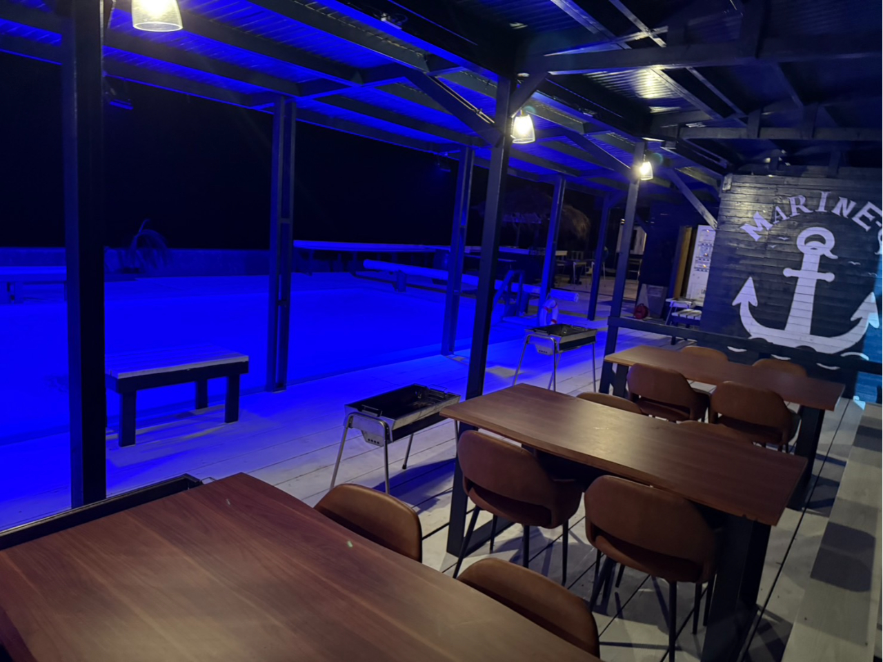 �e�[�u���X�y�[�X���������񂲗p�ӂ��Ă���܂��B�ʗ�����BBQ���\�ł��B