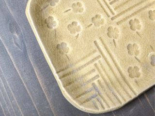 手びねりも色々な作り方があります。シンプルな板皿もおすすめです。