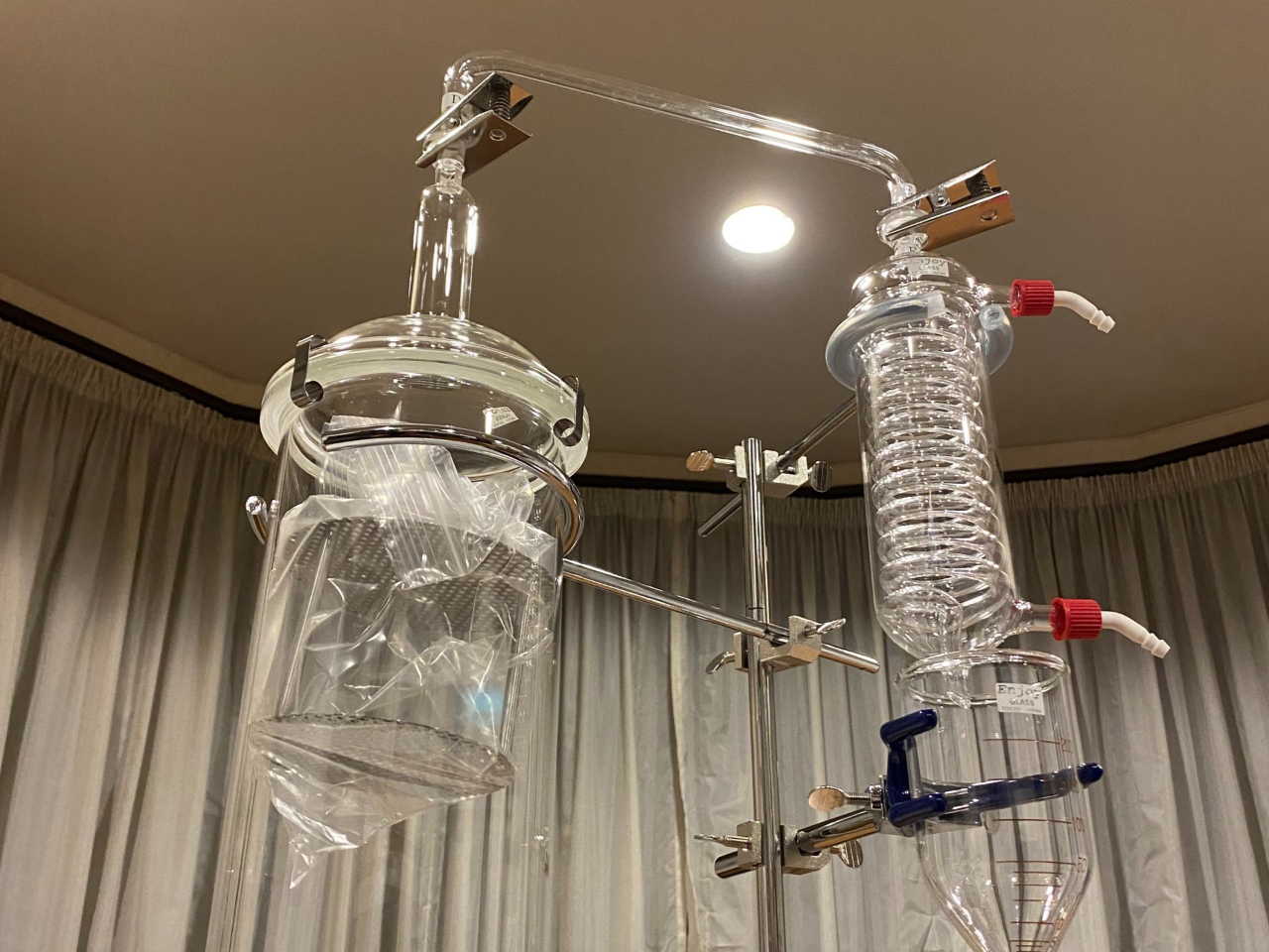 使用する蒸留器です。エッセンシャルオイルを製造するプロセスが一目瞭然です。