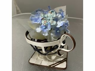 紙バンドでカップ&ソーサーを作り、ミニ花束を添えます。