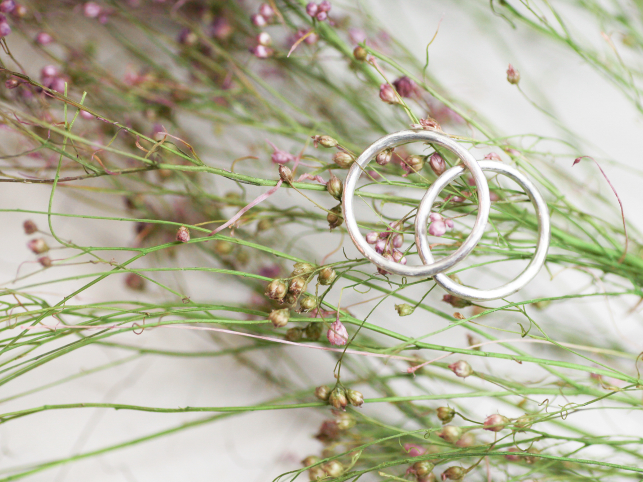 シルバーは手ごろな価格でペアリングや旅の思い出にぴったり。