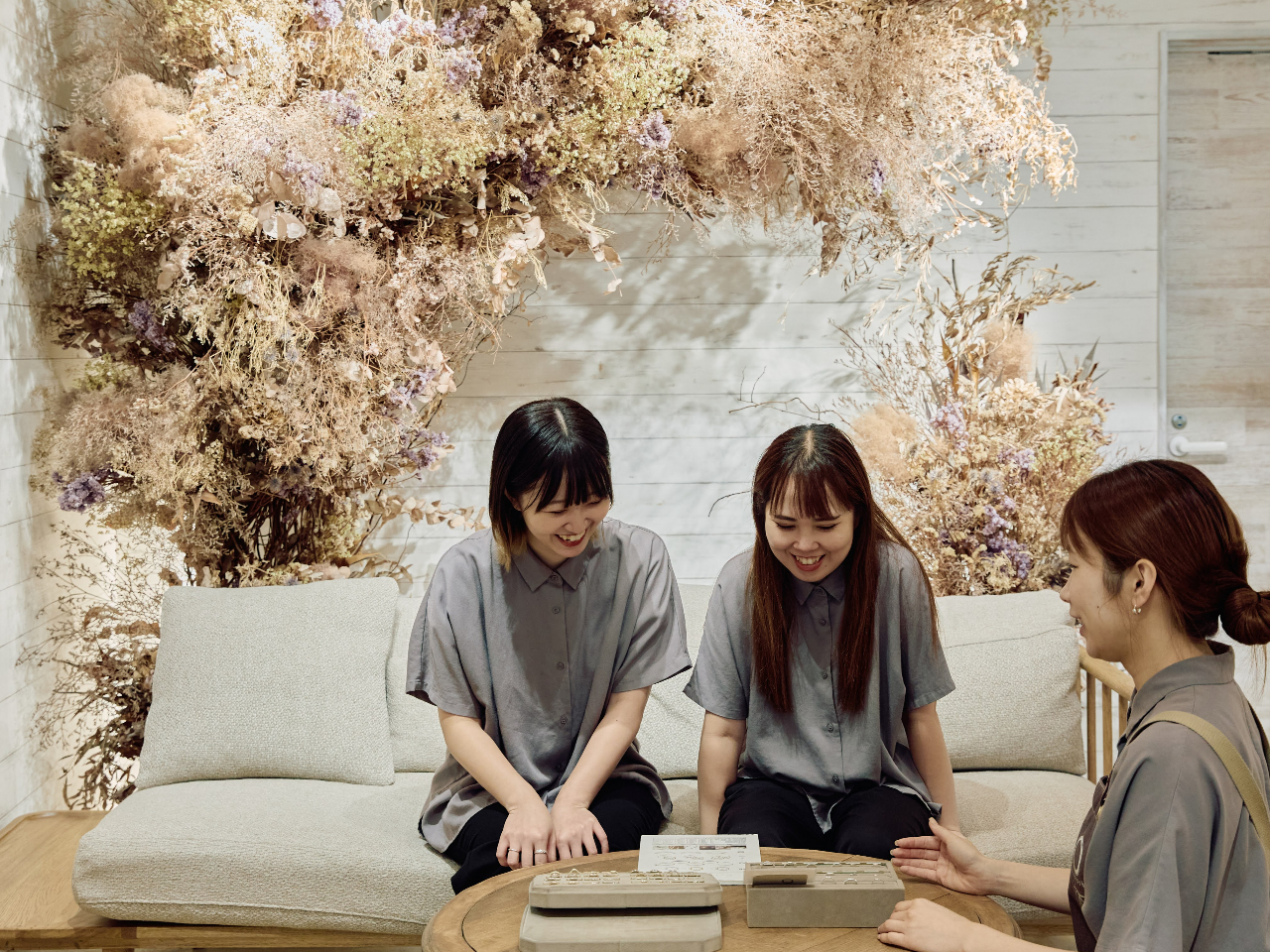 サンプルをご覧いただきながらお作りする指輪をお選びいただけます。