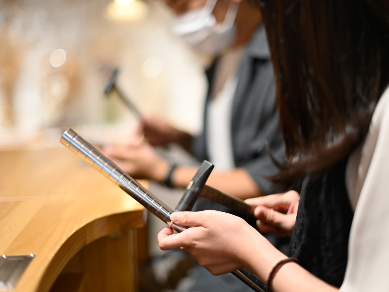 体験内容は模様づけ!専用のハンマーを使って指輪の表面にデザインを着けていきます。世界に一つだけのオリジナリングがお作りいただけます。