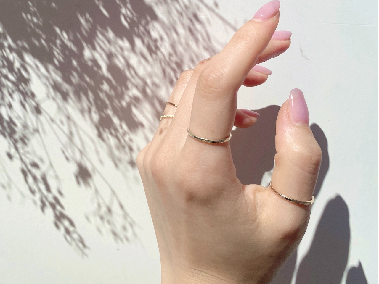 叩いて作る指輪の模様は世界で一つだけの1点もの。