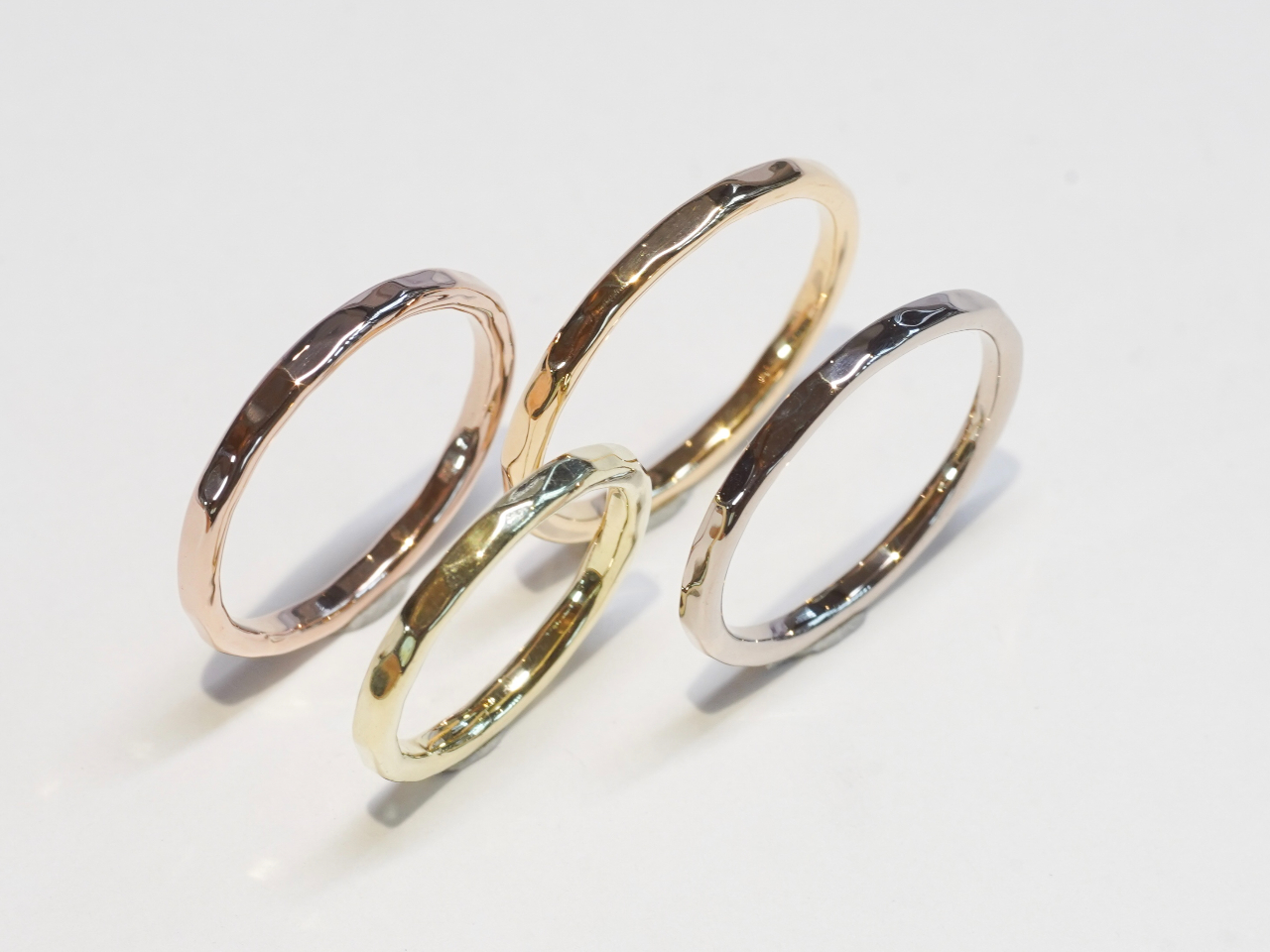 K18�S�[���h�̓C�G���[�E�s���N�E�z���C�g�E�O���[����4�F�W�J�B