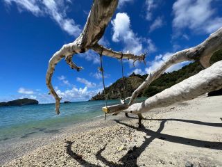 境浦ビーチにある手作りのブランコ!この何気ない感じが映えるんですよ!