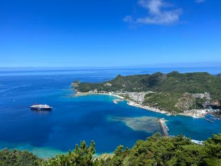 二見湾内の特に海の濃淡が鮮やかな旭山山頂