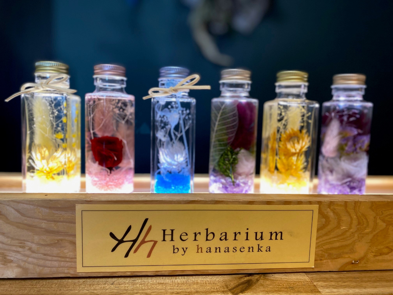 紅花以外でも、常時300種類以上の材料から好きな色や形を選んで作れます。