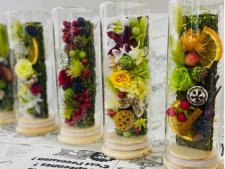 お花屋さんと一緒に作る当店オリジナルのプリザーブドフラワーボトルを作りましょう!