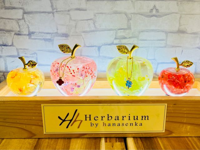 好きなお花や材料を選んで当店オリジナルのかわいいりんご型ハーバリウムを作りましょう!大きいサイズ(80×66)
