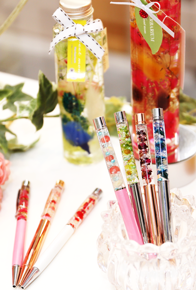 カラフルなハーバリウムボールペン