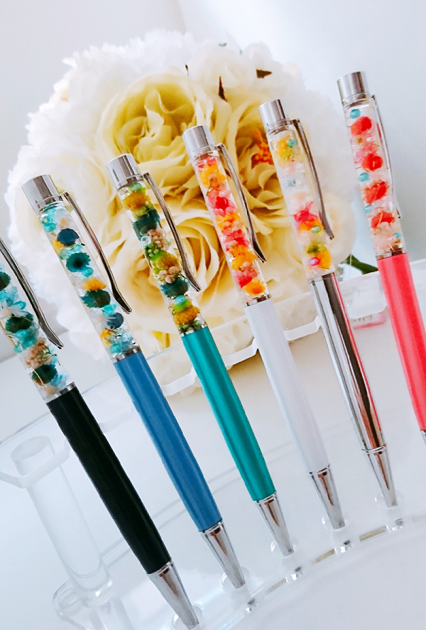 カラフルなハーバリウムボールペン