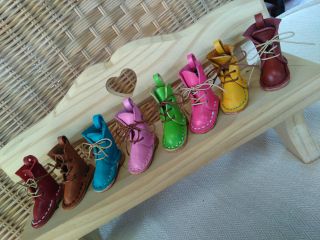 一色で作るミニブーツです。キーホルダーやチャームとしてお使いいただけます。体験では、カットしたパーツを選んで、一個だけ作っていただきます。