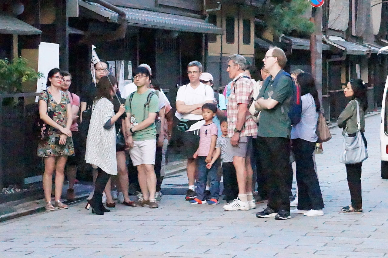京都祇園を英語で歩く 夕暮れ時のウォーキングツアー 英語で歩く京都 じゃらん遊び体験