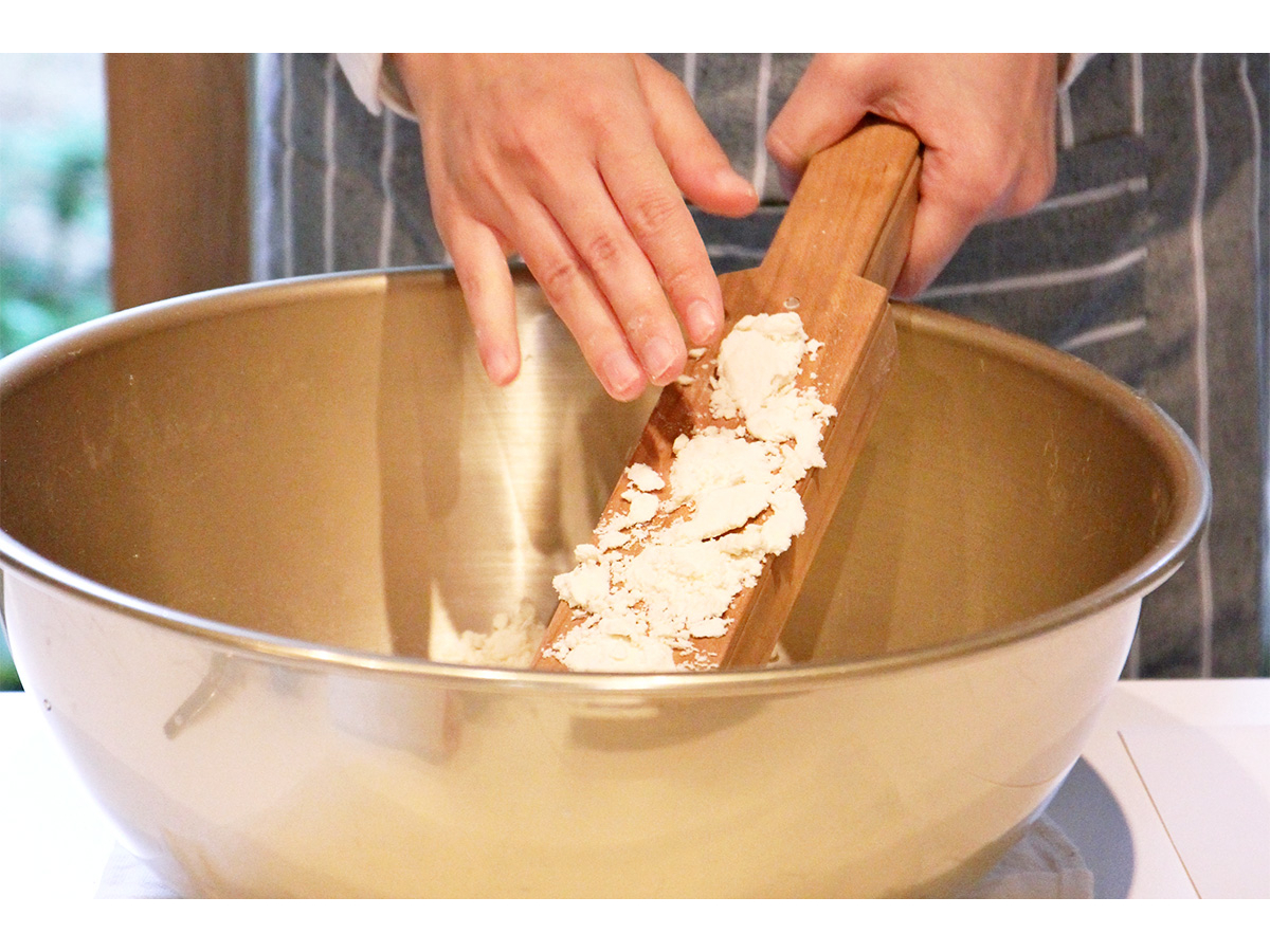 UCHU wagashiのオリジナル木型を使った落雁の手作り体験ワークショップ、スタッフが丁寧にお教えします。お抹茶と一緒に出来立ての落雁を味わいませんか?