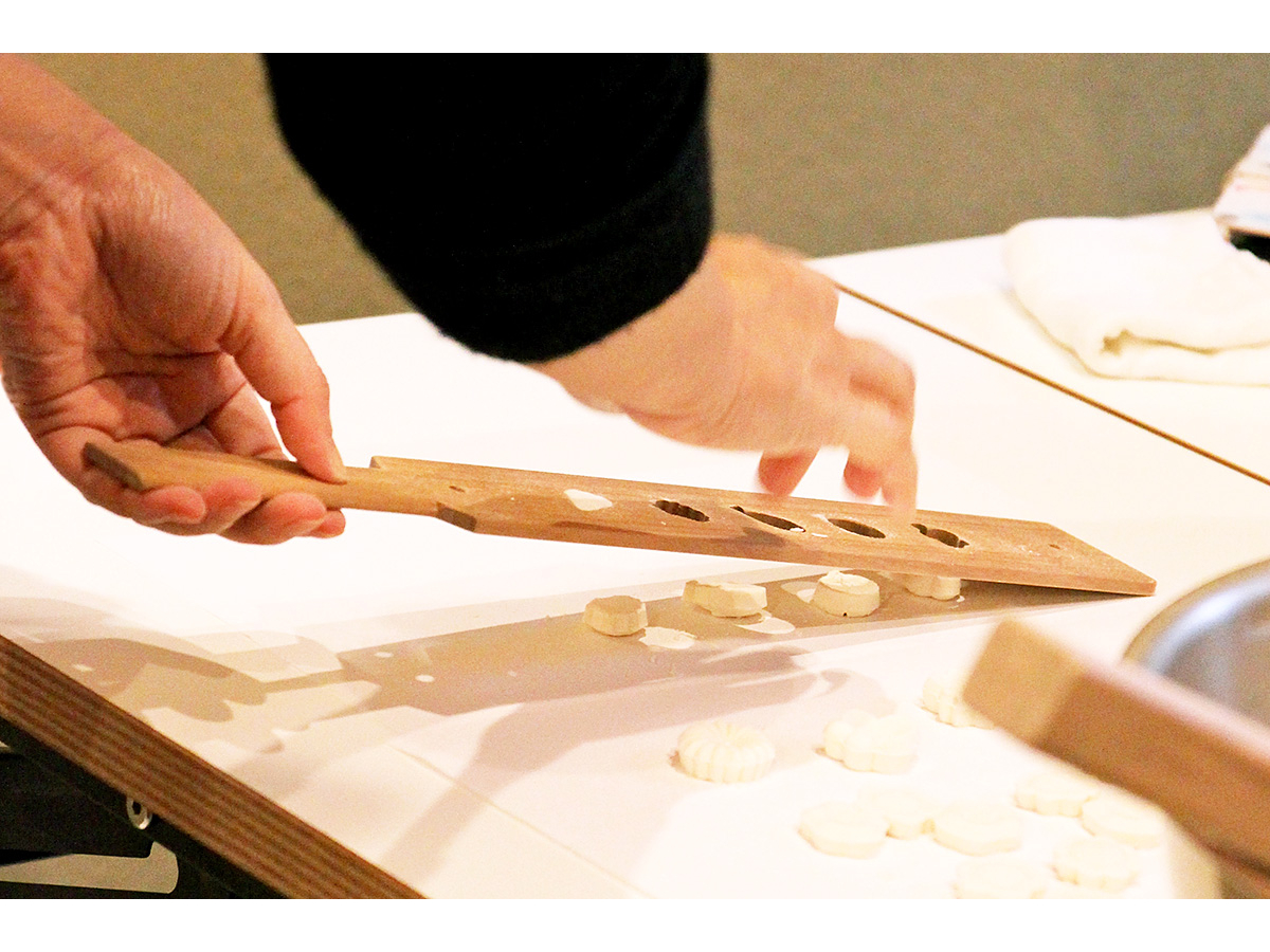 山桜で作られた木型に水分を入れた和三盆糖を押し詰めて作ります。しっかり詰めた和三盆糖を木型から外せば、綺麗でかわいい落雁が出来上がります。