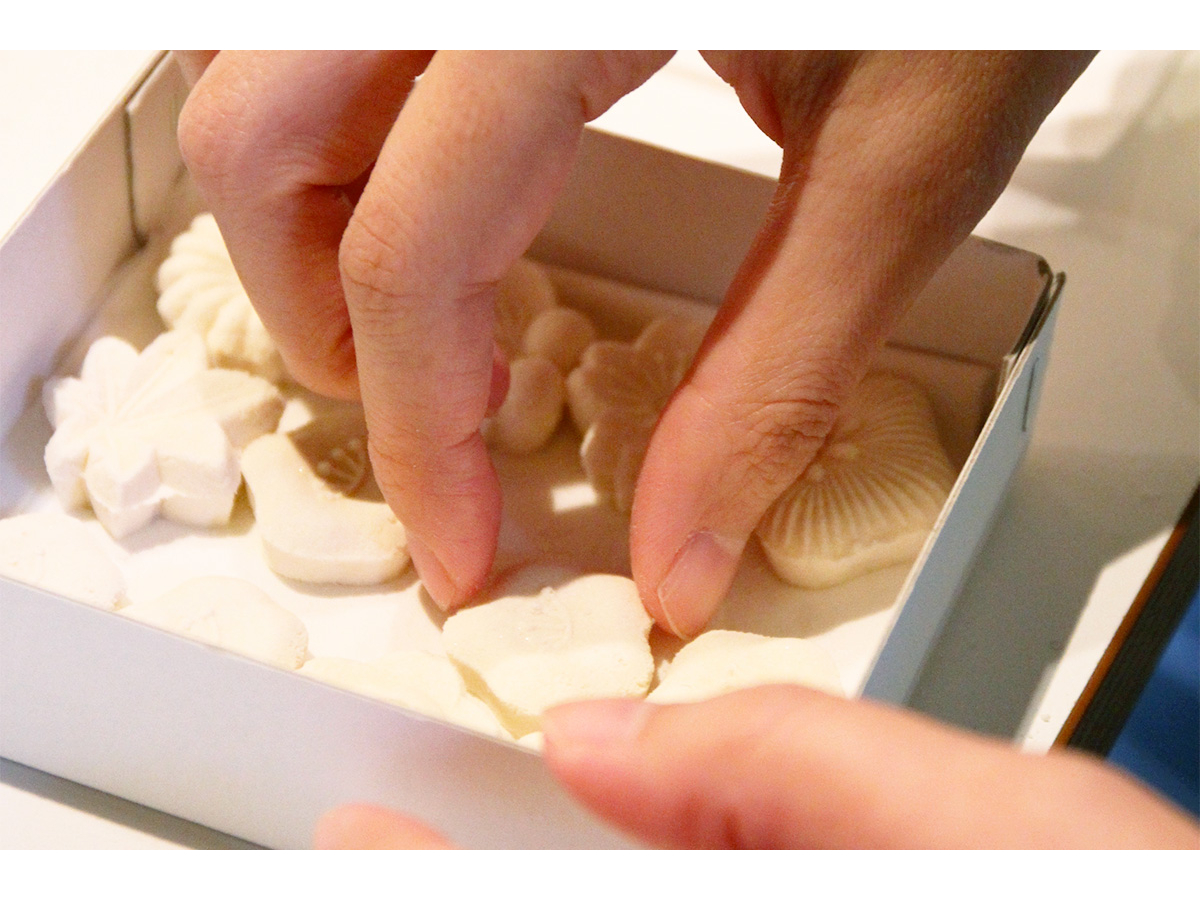 和三盆糖、木型から道具はすべてUCHU wagashiで実際に使っているものを使います。出来上がったお菓子もお持ち帰りできます。