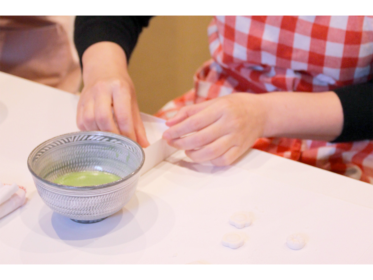 ぜひ、お抹茶と一緒にできたての落雁を味わってくださいね♪