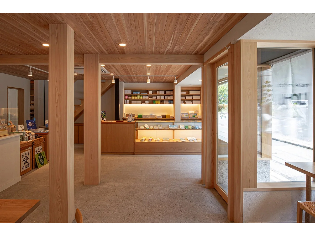 寺町本店は京都御苑すぐ近くにあります。京都観光の際はぜひお立ち寄りください!