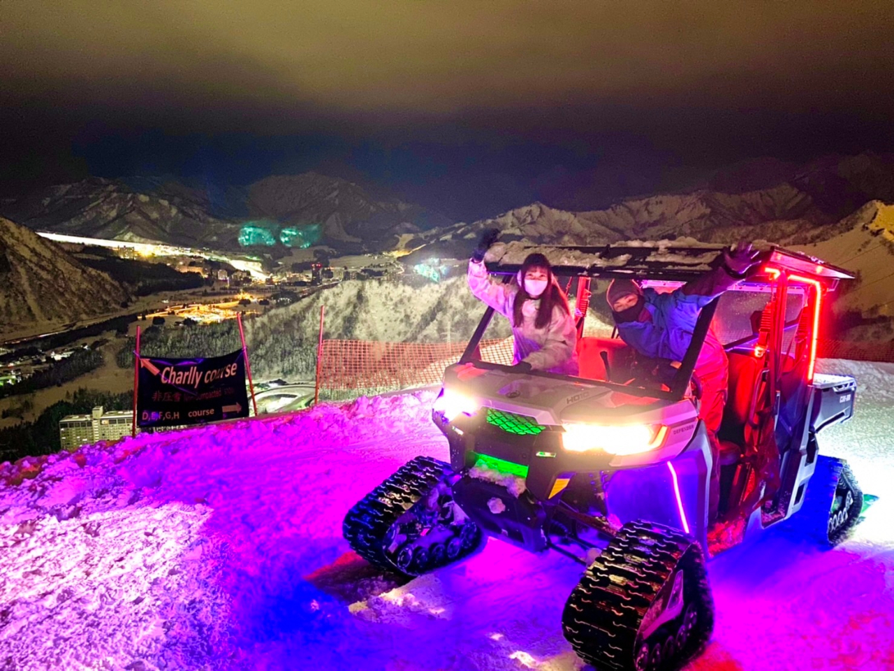 6人乗りスノーメガバギーで山頂を目指し素敵な夜景と。