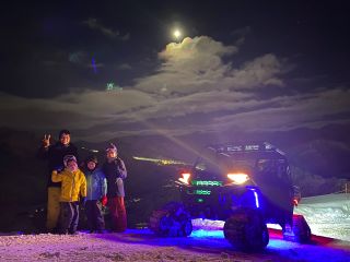 6人乗りスノーメガバギーで山頂を目指し素敵な夜景と。