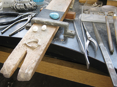 Presented by Tomigin, Silver Gold Artisan