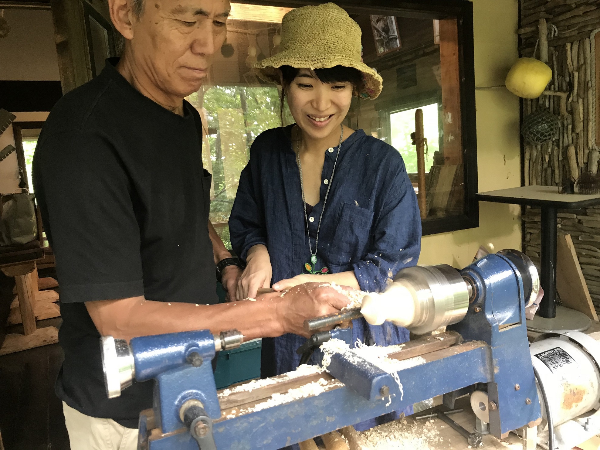 森のカフェで楽しむ、木工ろくろでプレート作り♪