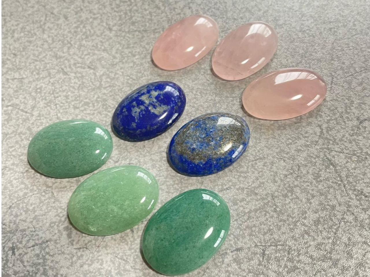 天然石はお好きな石が選べます。選べない時はオプションでカウンセリングやカラーセラピー、チャクラリストの結果からお決め頂けます。