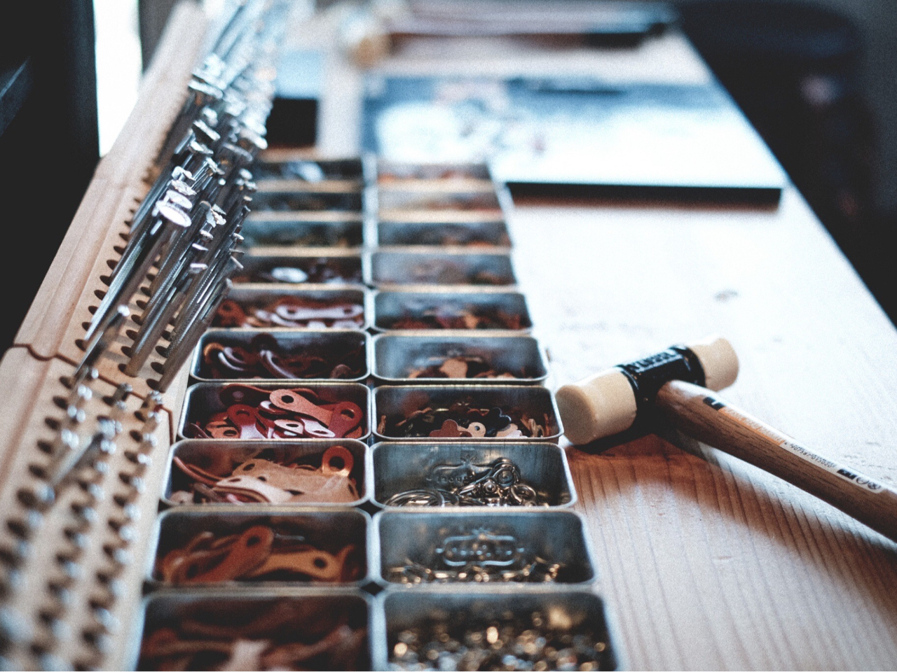 P1F炨D݂̐FIтA߂ˌ^̊vȂŁAL[z_[AuXbg𐻍삵Ă܂B