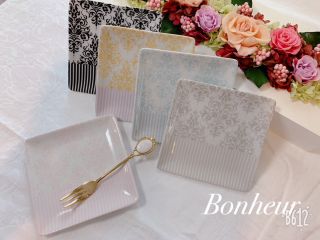 スクエアプレートとフォークのセットです!ダマスク柄がエレガントなデザインです。ケーキ皿としてお使い下さい。