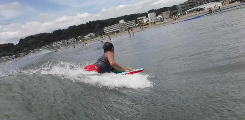 ボディボードはどなたでも簡単に波に乗れるとても楽しいマリンスポーツです。