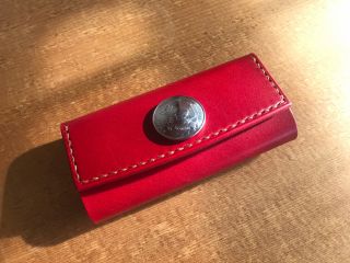 作品例:キーケース(レッド)麻糸:カーキ(金茶) 革と糸の組み合わせにより様々なアレンジが可能。あなただけのオリジナル作品に仕上がります。