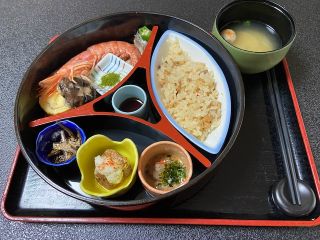 お部屋にお持ちする、ご昼食のお弁当となります。