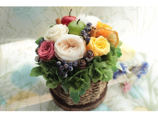 プリザーブドフラワーのバスケットアレンジ。このレッスンでお作り頂くアレンジです。