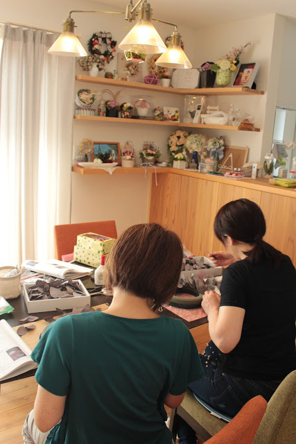 自宅リビングのアットホームな空間でレッスンしています。