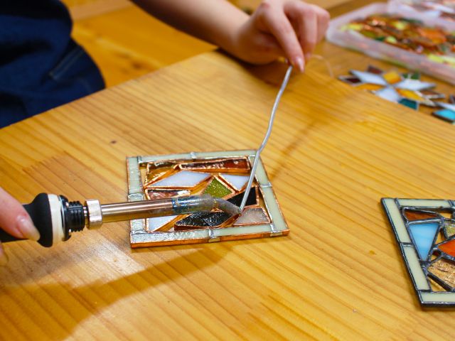 デザインが決まったらはんだで組み立てます