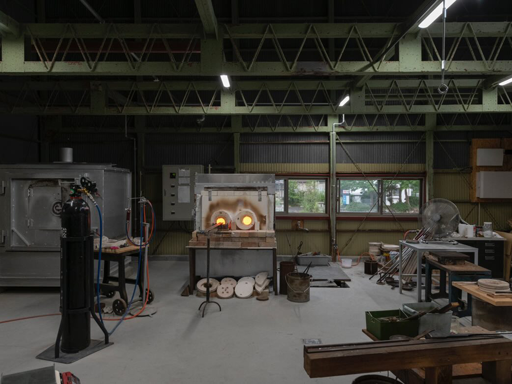 駐車場から入って右手の建物が吹きガラス工房